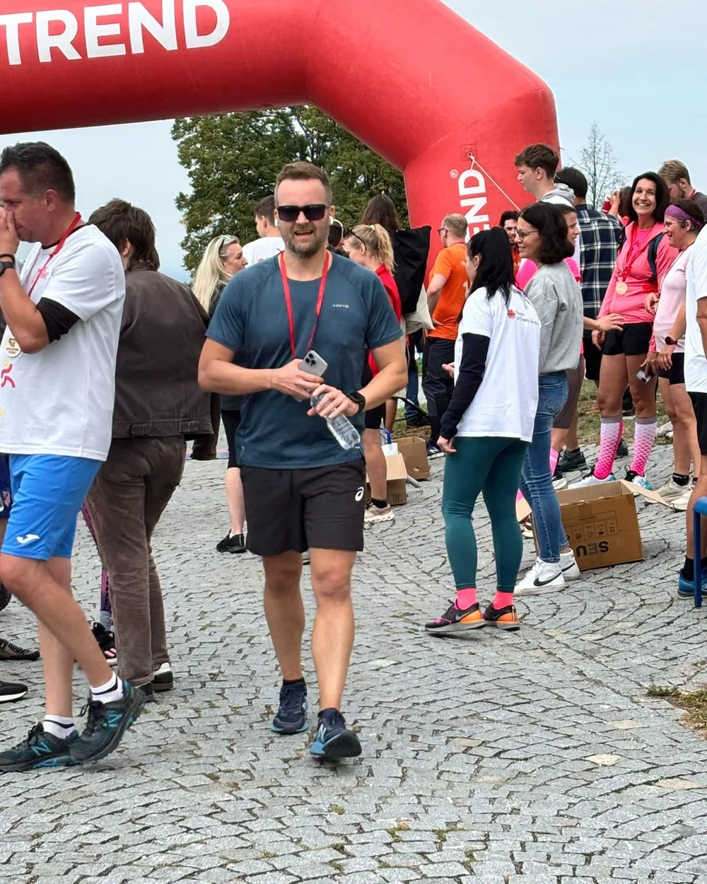 Petr Smejkal v cíli benefičního běhu pro hospic na Svatém Kopečku