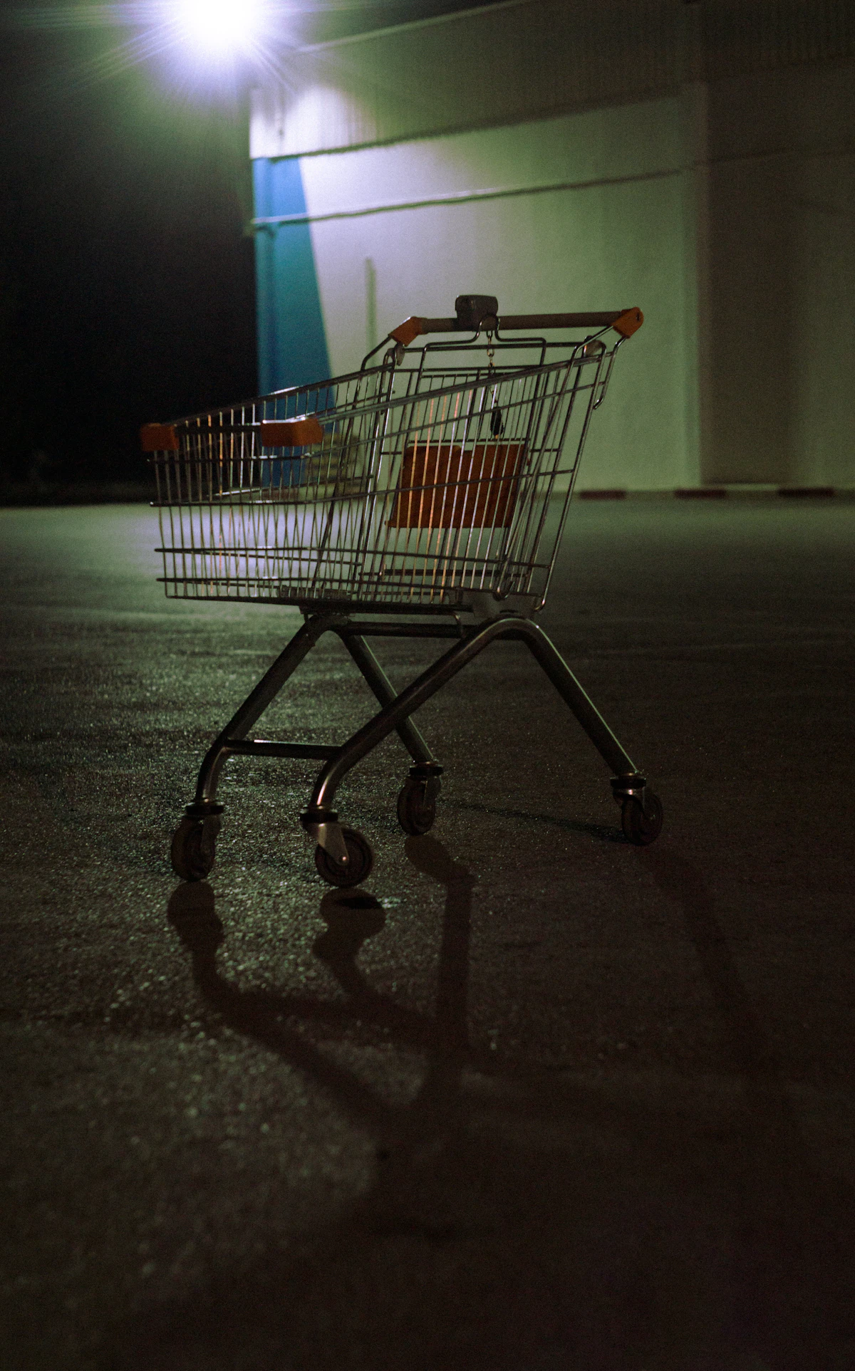 Opuštěný nákupní košík v noci – ne každá objednávka je dobrá objednávka