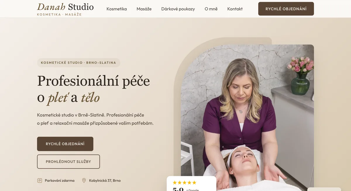 Nový web Danah Studio – úvodní stránka s fotkou paní Hákové při ošetření