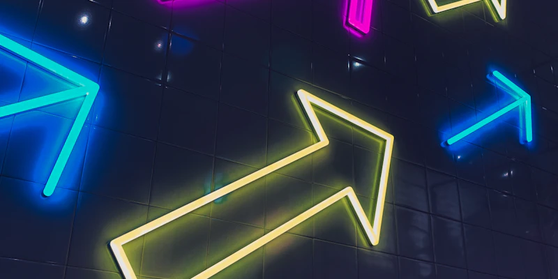 Neonové šipky přitahující pozornost k výzvě k akci