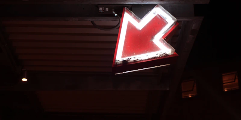 Neonová šipka ukazující směr ke konverzi