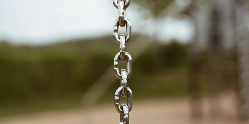 Propojené kovové články řetězu jako metafora budování odkazů