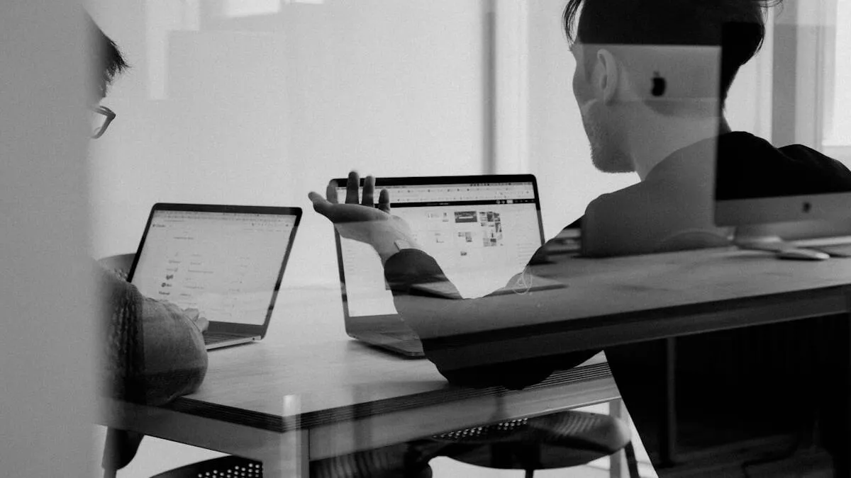 SEO specialista analyzuje data na monitoru s grafy a tabulkami